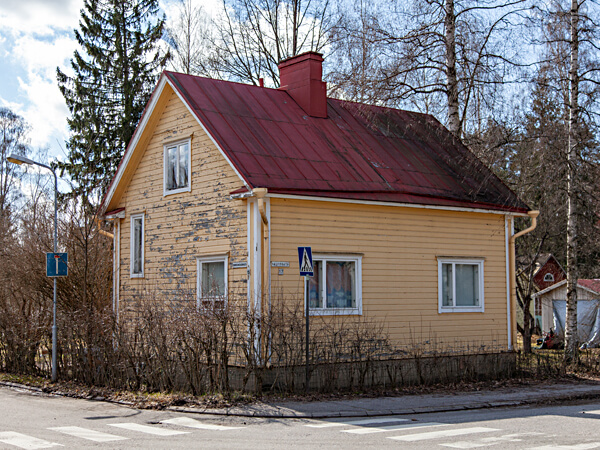 Kirvesmiehenkadulla purettu talo